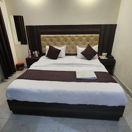 Hotel Ivy Plaza Luxury Нью-Дели Экстерьер фото