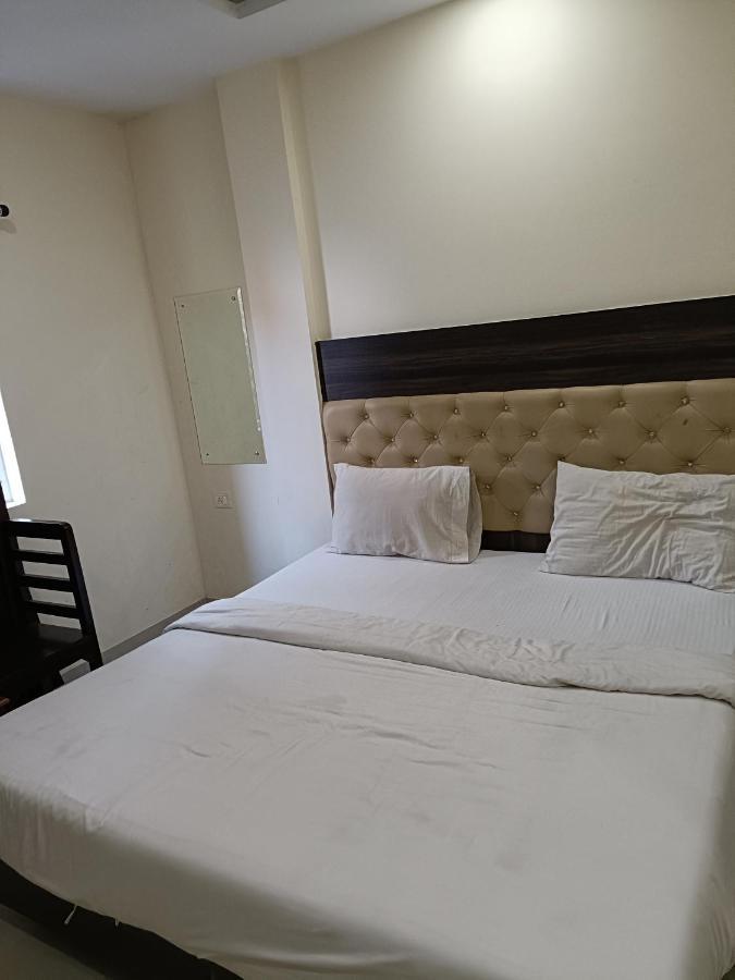 Hotel Ivy Plaza Luxury Нью-Дели Экстерьер фото