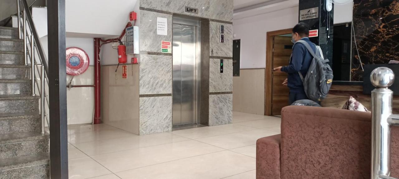 Hotel Ivy Plaza Luxury Нью-Дели Экстерьер фото