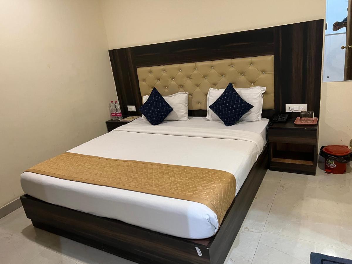Hotel Ivy Plaza Luxury Нью-Дели Экстерьер фото