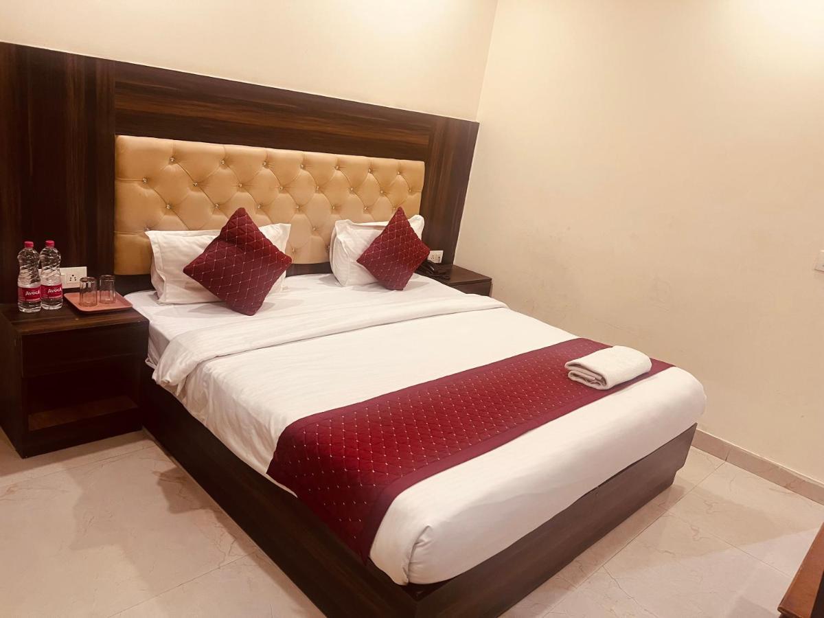 Hotel Ivy Plaza Luxury Нью-Дели Экстерьер фото