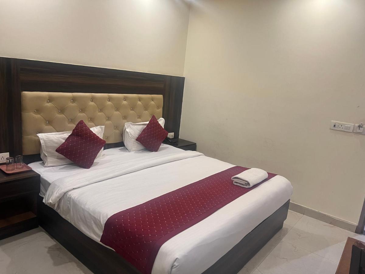 Hotel Ivy Plaza Luxury Нью-Дели Экстерьер фото