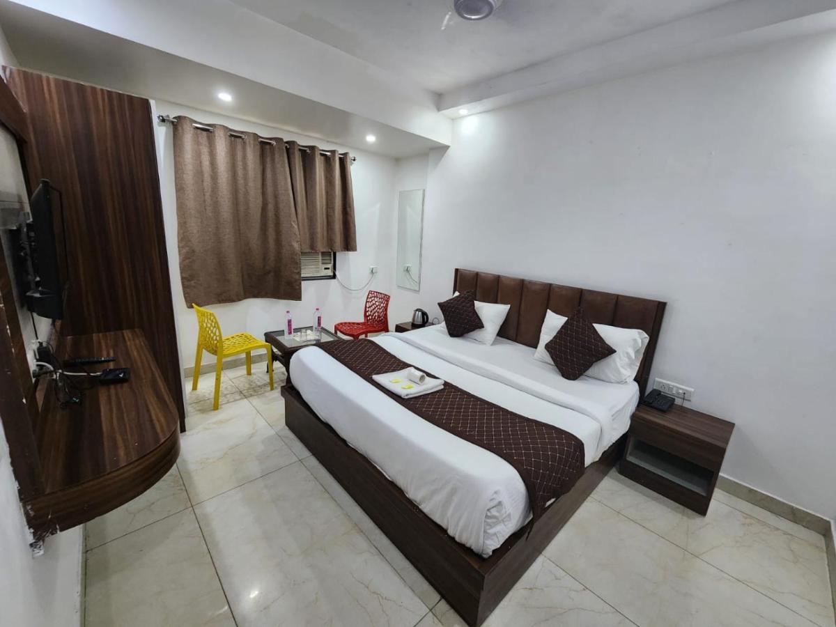 Hotel Ivy Plaza Luxury Нью-Дели Экстерьер фото