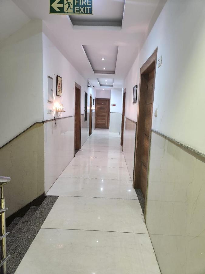 Hotel Ivy Plaza Luxury Нью-Дели Экстерьер фото